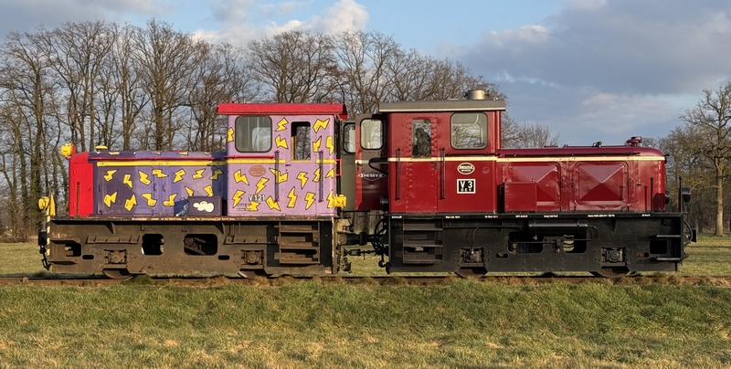 Noch kontrastieren die unterschiedlichen Farbkonzepte, aber so k&ouml;nnte es mal wieder werden. Die ge&ouml;ffneten Verbindungst&uuml;ren erlauben dem Lokf&uuml;hrer einen schnellen Wechsel des F&uuml;hrerstandes beim gemeinsamen Einsatz beider Loks. Notwendig ist das nur beim Fahrtrichtungswechsel zur besseren &Uuml;bersicht, denn im Einsatz als Doppellok kann die Bedienung dank mechanischer Kopplung von einem F&uuml;hrerstand aus erfolgen, Photo: Lars B&ouml;cker